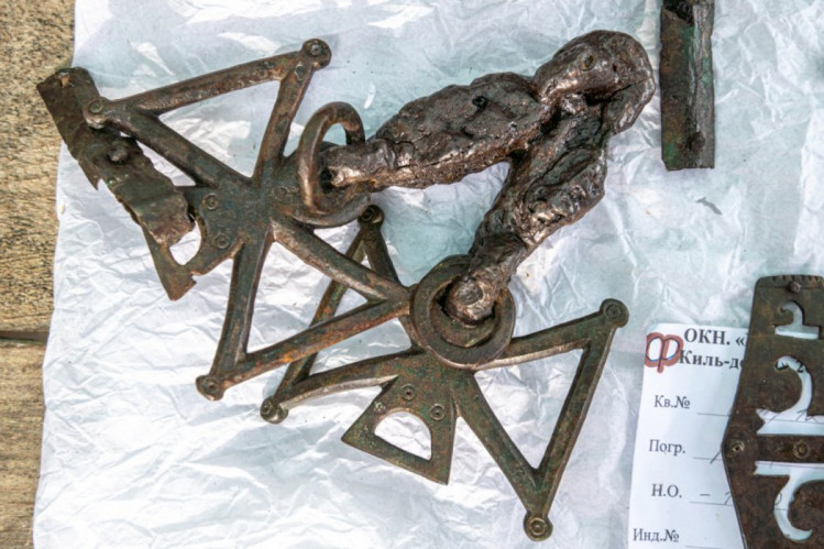 Окупанти похизувалися античною здобиччю з незаконних розкопок поруч із Севастополем