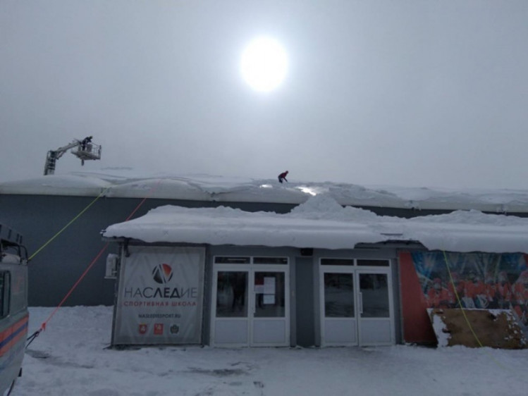 У Сімферополі під критичною масою снігу мало не обвалився дах спортшколи