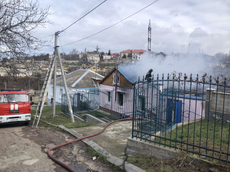У пожежі в Севастополі постраждали двоє людей