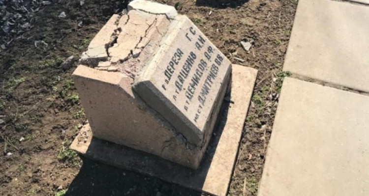 У Криму російський турист потрощив меморіальні плити на братській могилі 