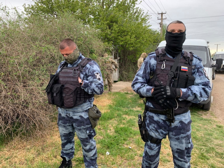 В Крыму ФСБ проводит обыск у крымского татарина