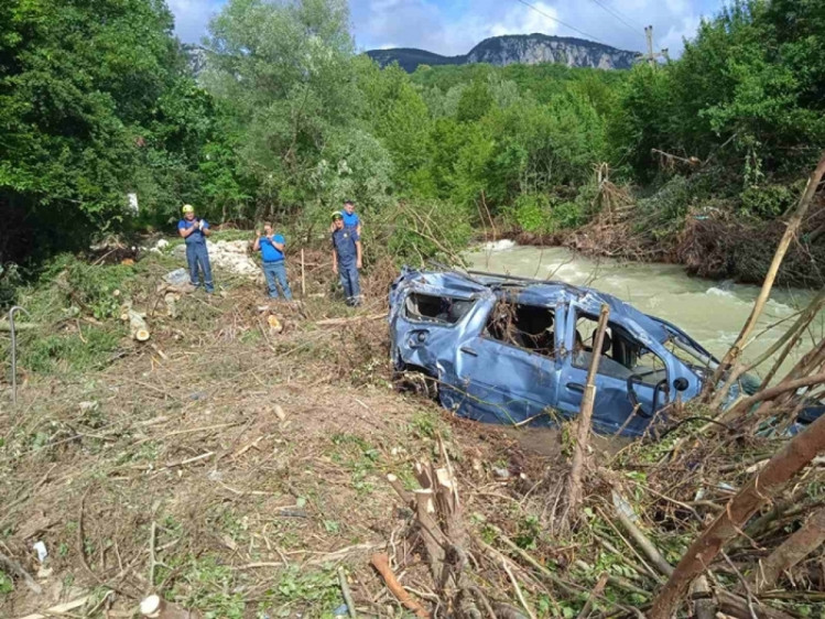 Із кримської річки витягли ще один змитий і потрощений селем автомобіль