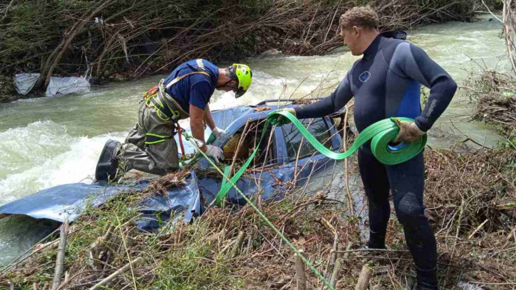 Із кримської річки витягли ще один змитий і потрощений селем автомобіль