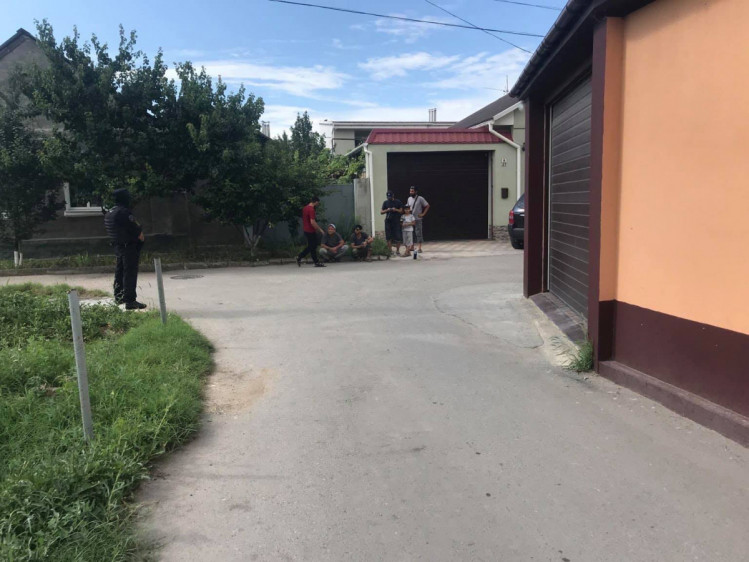 В Евпатории российские силовики ворвались с обыском в дом крымских татар