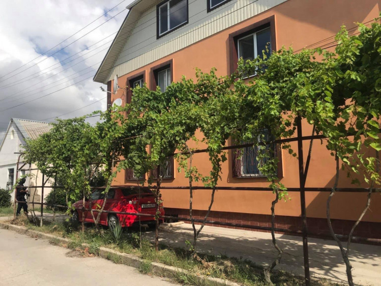 В Євпаторії російські силовики вдерлися з обшуком до будинку кримських татар