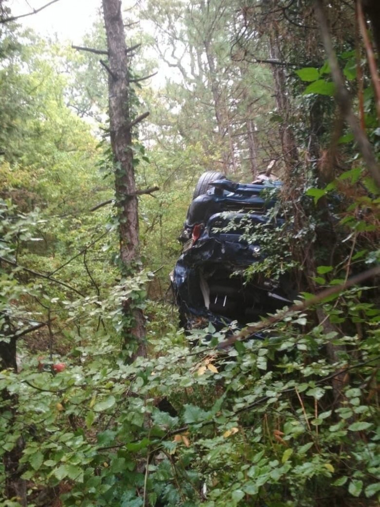 У Криму автівка з чотирма людьми в салоні зірвалася з обриву