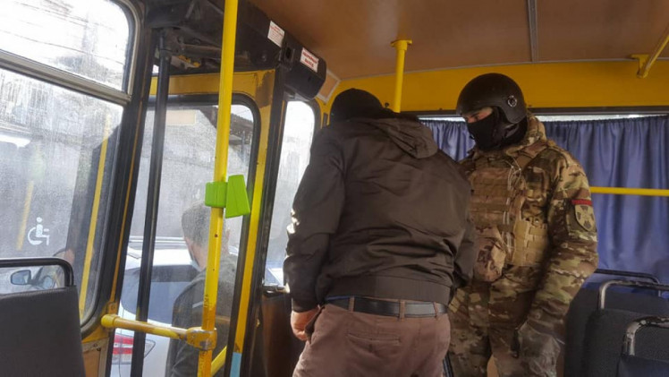 Активістів вантажили в автобуси