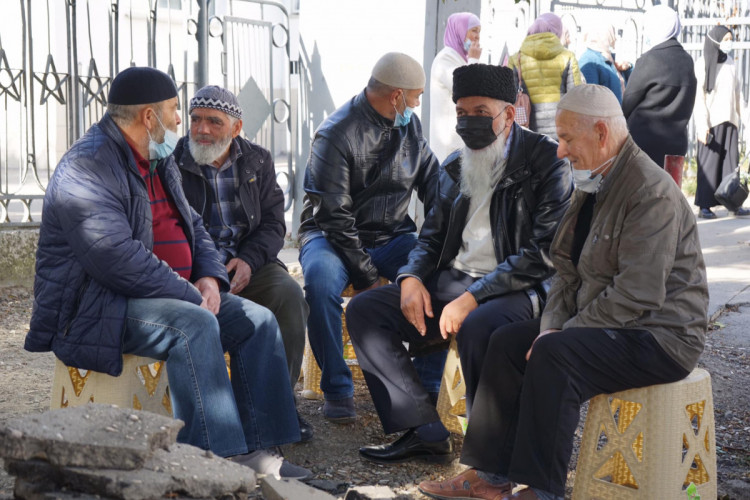 Поддержать соотечественников пришли десятки крымских татар