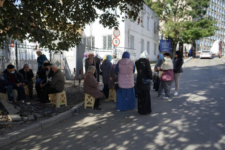 Підтримати співвітчизників прийшли десятки кримських татар