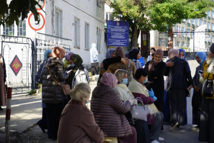 Поддержать соотечественников пришли десятки крымских татар
