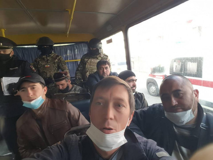 Активистов грузили в автобусы