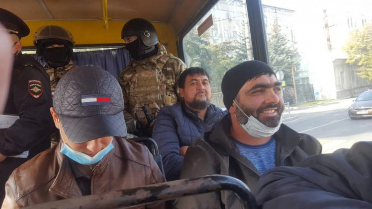 Активистов грузили в автобусы